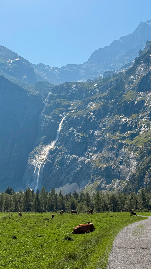 Cascade et montagnes dans la vallée de Gasterntal