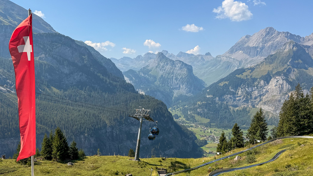 Téléphérique de Kandersteg pour accéder au lac d'Oeschinen lors d'un road trip en Suisse