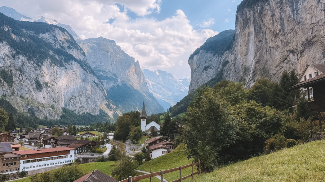Vallée de Lauterbrunnen entourée de montagnes et de cascades