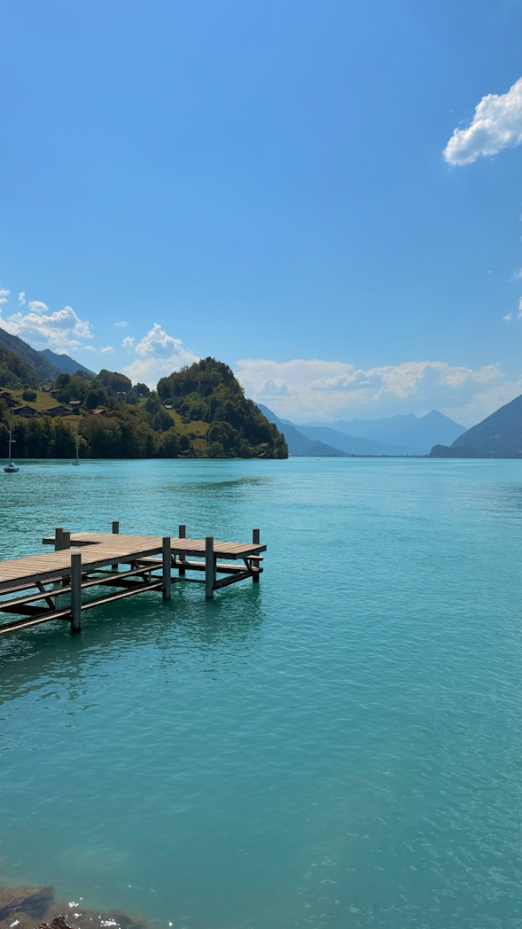 Village d'Iseltwald au bord du lac de Brienz en Suisse