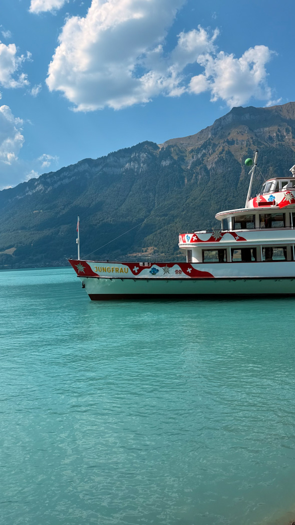 Village d'Iseltwald au bord du lac de Brienz en Suisse