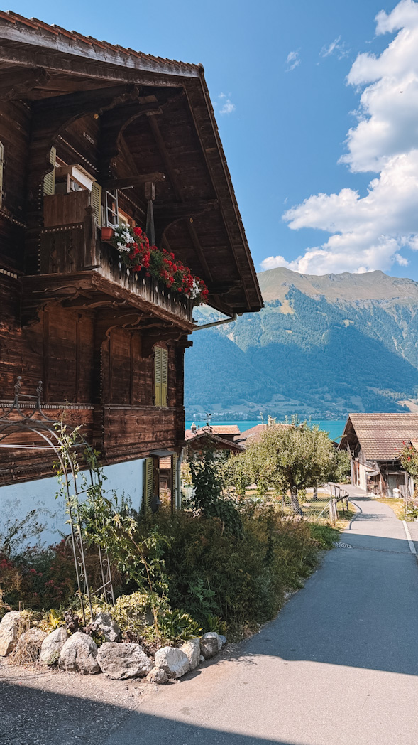 Village d'Iseltwald au bord du lac de Brienz en Suisse