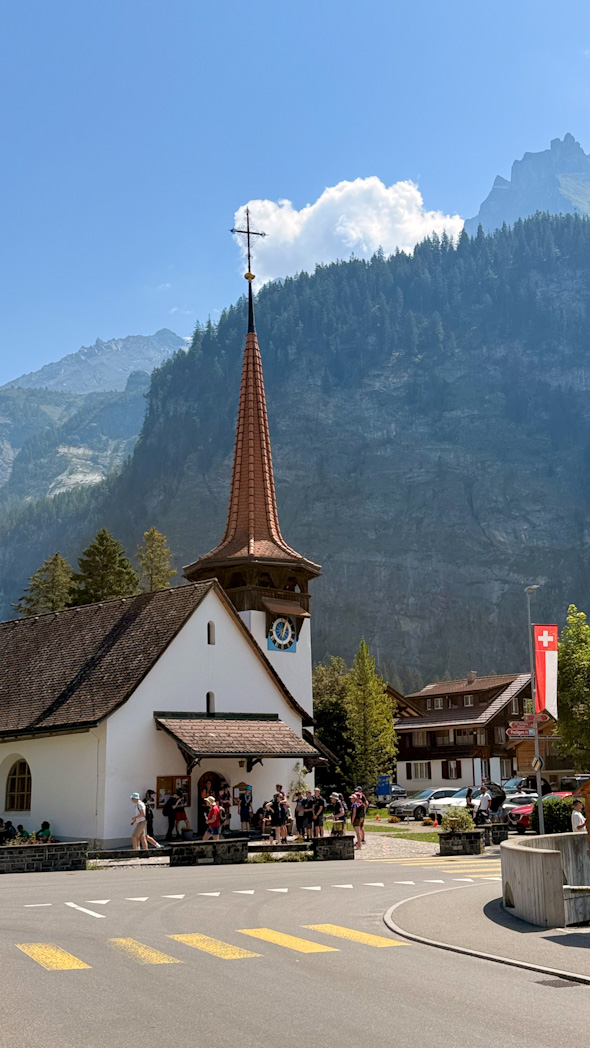 Village de Kandersteg entouré par les montagnes de l'Oberland bernois