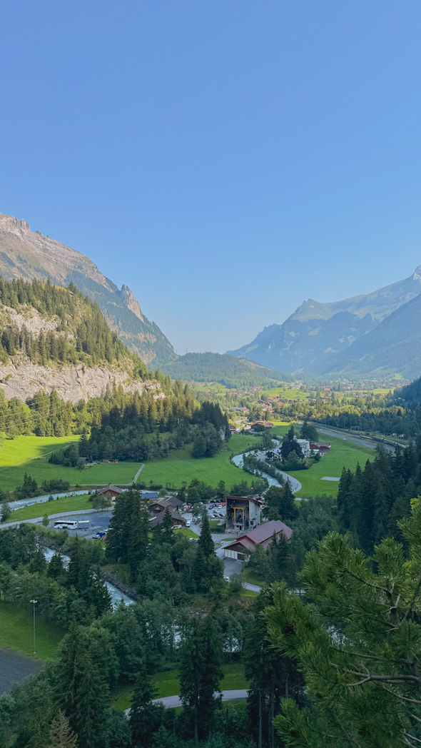Village de Kandersteg entouré par les montagnes de l'Oberland bernois