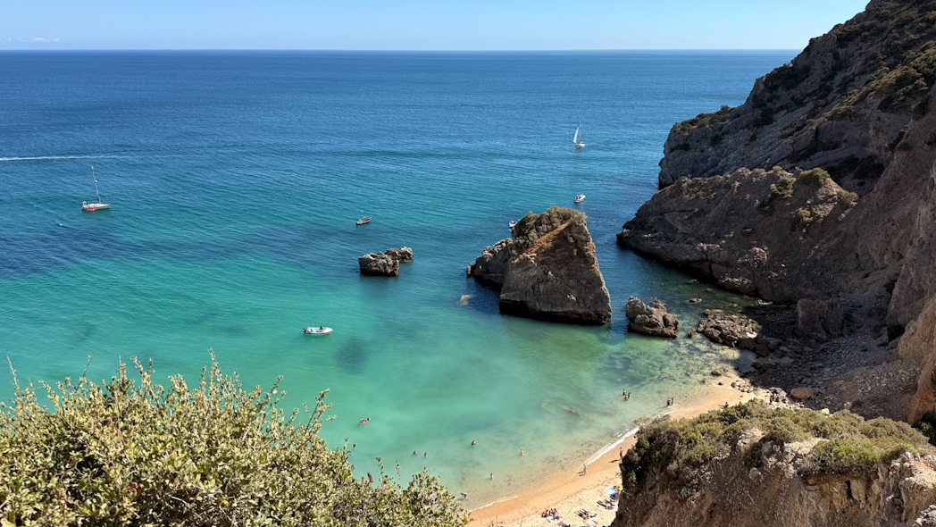 Praia do Ribeiro do Cavalo, plage sauvage aux eaux turquoise près de Sesimbra au Portugal